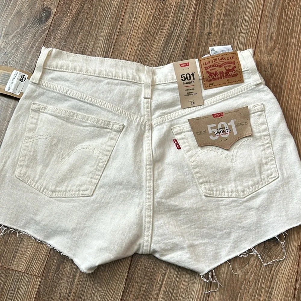 NWT high rise Levi Jean shorts - Picture 3 of 3